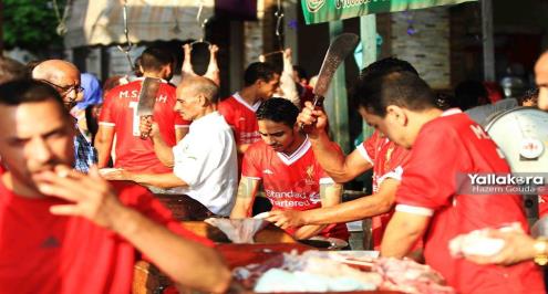 بالصور.. فريق من "الجزارين" يرتدي قميص صلاح